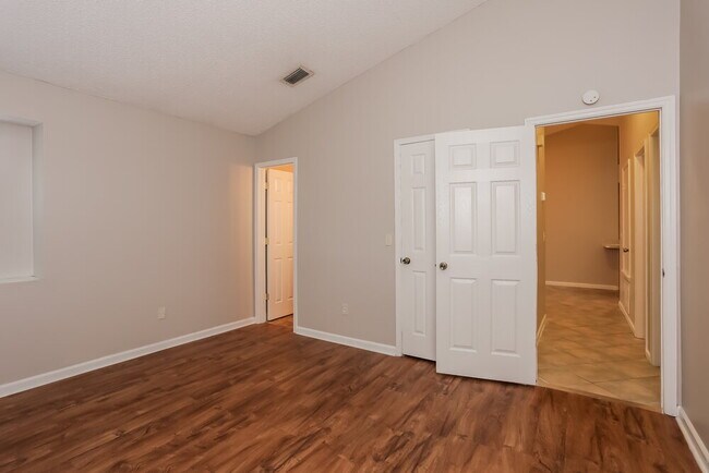 Building Photo - 2513 Townsquare Dr