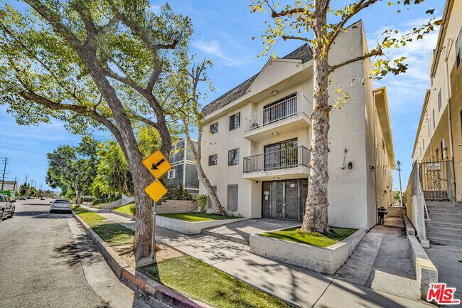 Building Photo - 7453 Haskell Ave