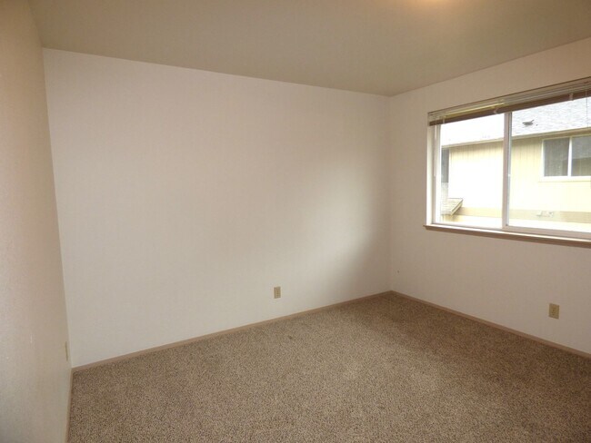 Building Photo - 1 bedroom 1 bath second level unit!