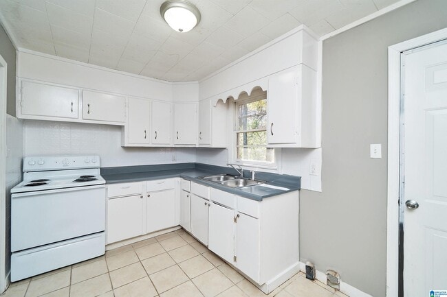 Building Photo - 832 Alden Ave