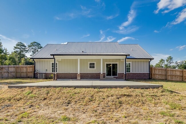 Building Photo - Like-New 4BR, 2.5BA Home with Privacy Fenc...