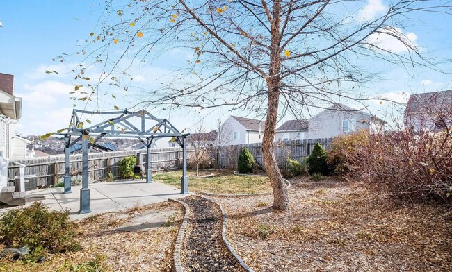 Building Photo - 3 Bedroom With Great Layout!!