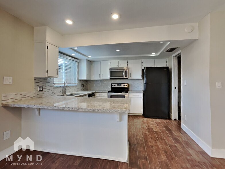 Building Photo - 8243 E Thomas Rd