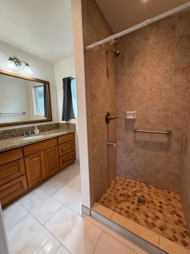 Building Photo - 3 BDRM/1 BATH with Ohana Unit