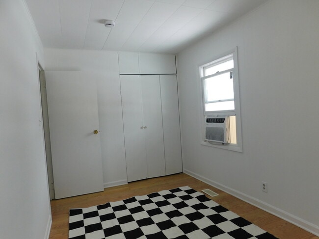 Building Photo - 33 Hawthorne Ln