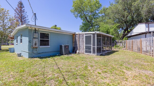 Building Photo - 563 6th St