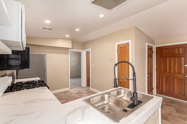 Building Photo - 350 E Kelso St