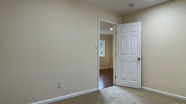 Building Photo - 960 Branham Ln