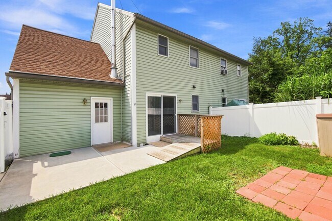 Building Photo - 15 Beech Ln