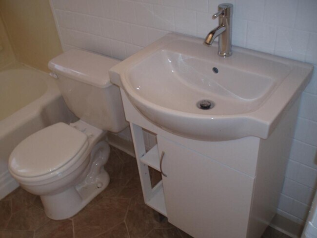 Building Photo - 922 Melvin Court # 2