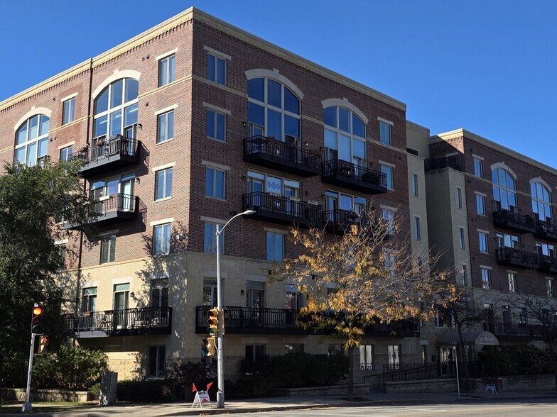 Building Photo - 1515 N Van Buren St