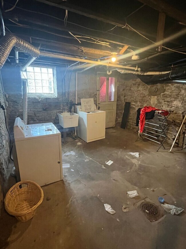 Building Photo - 235 Emming St