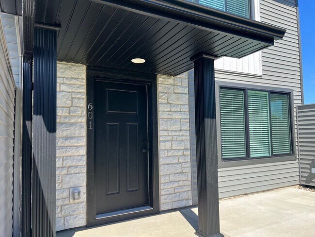 Building Photo - 601 Hart Ln