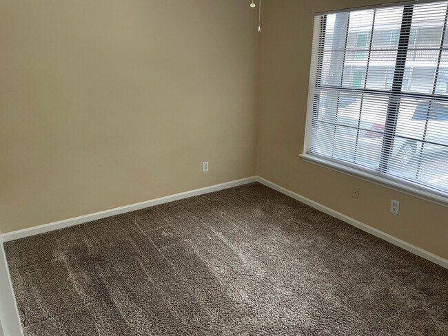 Building Photo - 2348 Horne Ave