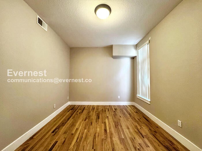 Building Photo - 1080 E 13th Ave