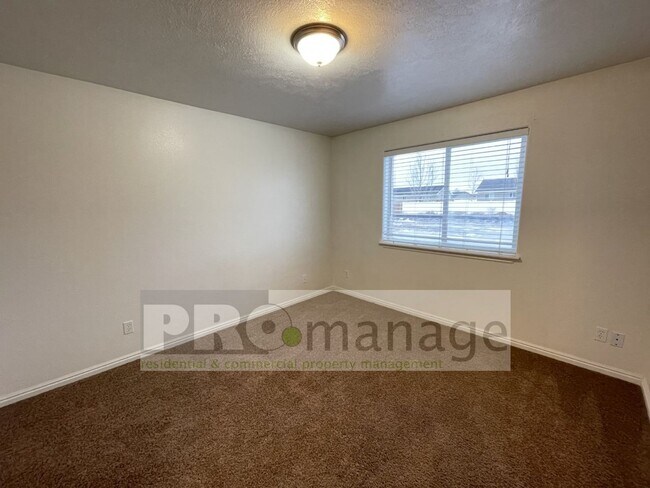 Building Photo - 2 Bed / 1 Bath Apartment - Idaho Falls