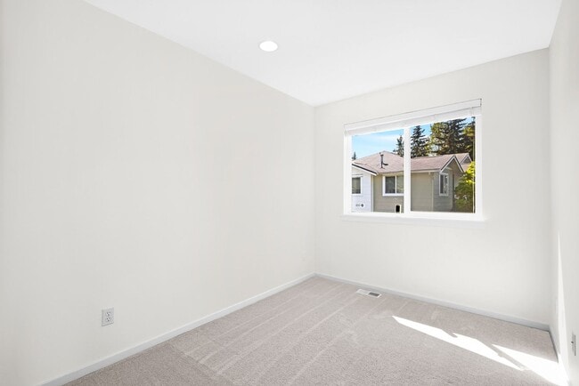 Building Photo - Kirkland Rose Hill - 2 Bedroom Plus Office & Bonus Room & Garage