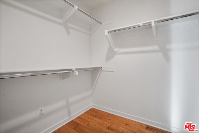 Building Photo - 1427 1/2 Waterloo St