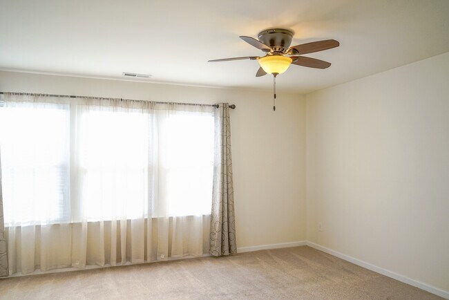 Building Photo - Townhome | Washer/ Dryer Included  |Fenced...