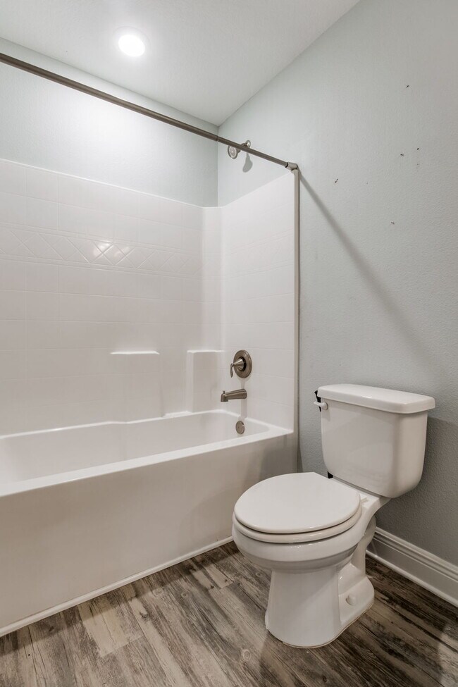 Building Photo - Spacious 4-Bedroom / 3 Bathroom + Office c...