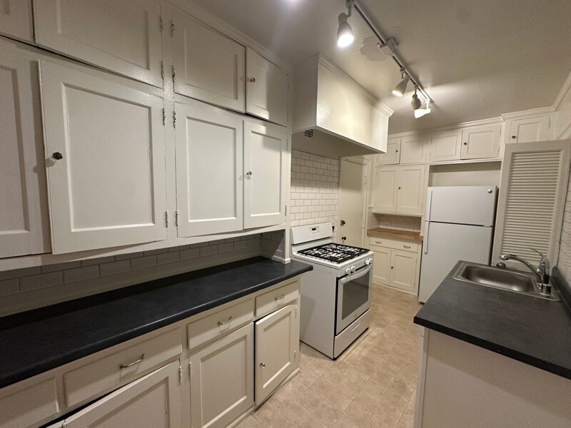 Building Photo - 1914 N Prospect Ave