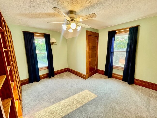 Building Photo - Charming 4 Bedroom Home