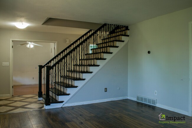 Building Photo - 8586 E Lakeview Dr