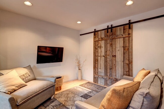 Building Photo - Downtown Breckenridge One Bedroom! Furnished,  Great natural light! 2parking spots!  Best Location