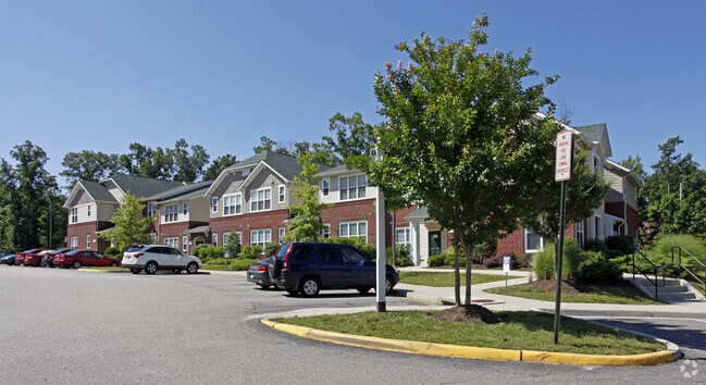 Building Photo - Grand Oaks Apartment Homes