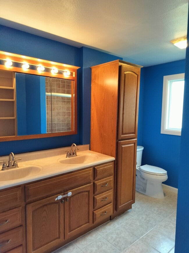 Building Photo - 130 NW Carrie Cir