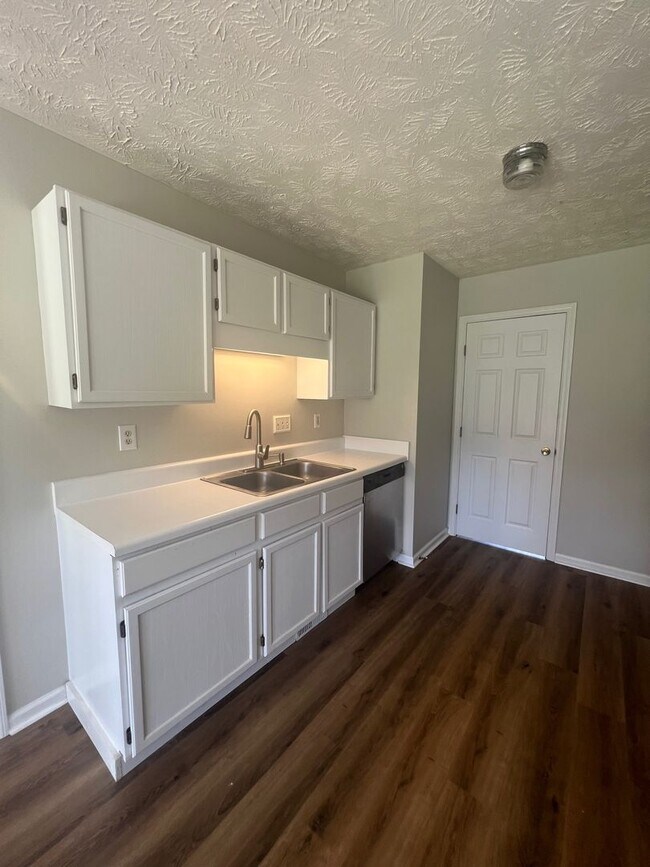 Building Photo - Lovely 3 Bed 2 Bath Raeford Home