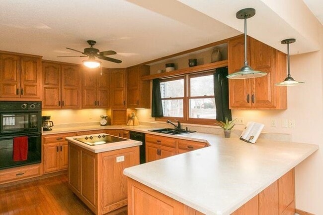 Building Photo - Huge 3-bedroom, 4-bath, 3-car garage townhome in Longfellow neighborhood