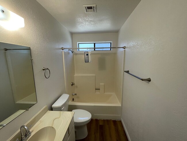 Building Photo - La Tierra Garden Apartments (2 Bed 1 Bath)