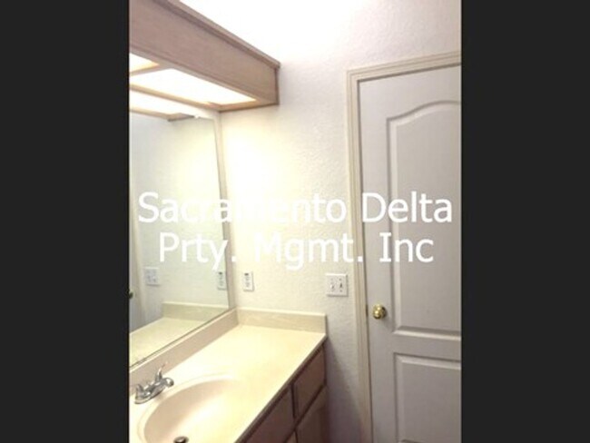 Building Photo - Beautiful Folsom Home in Gated Community