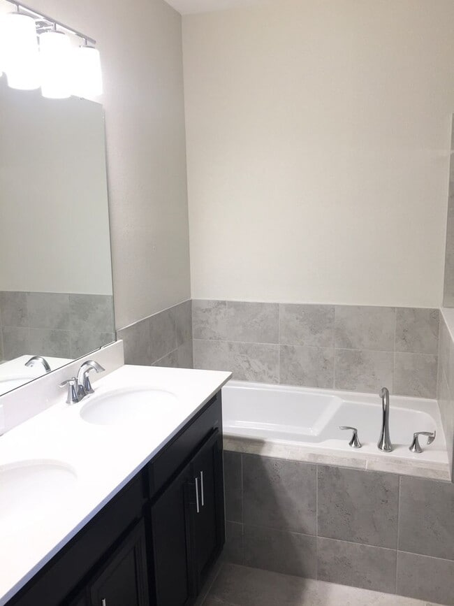 Building Photo - 4 Bedroom 3.5 Bath Townhome in The Vistas ...