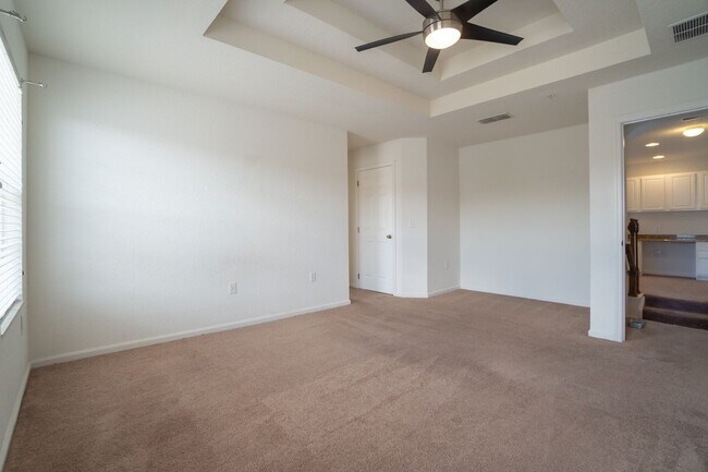 Building Photo - Beautiful 3/2.5 Townhome in gated communit...