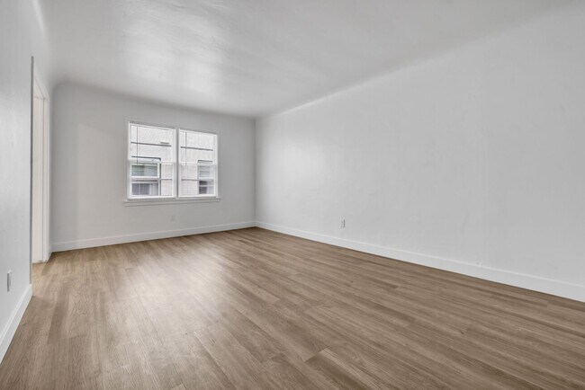 Building Photo - Newly Renovated Studio on 2nd Street- Long Beach