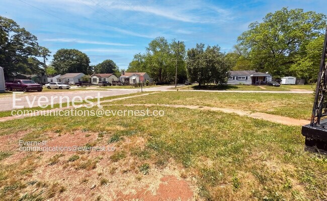 Building Photo - 200 Woodward Dr