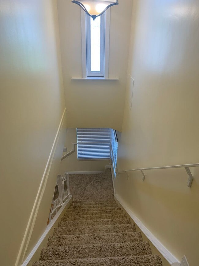 Building Photo - Gorgeous Two Story /Five Bedrooms in Burbank With Fantastic Views!!!