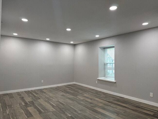 Building Photo - 8299 Kingsbrook Rd