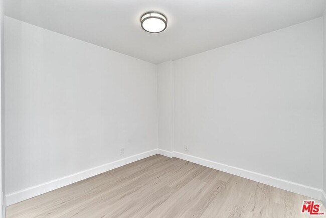 Building Photo - 536 N Oxford Ave