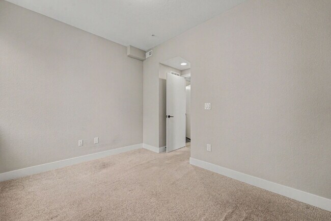 Building Photo - Newer Construction Townhome Available Now!