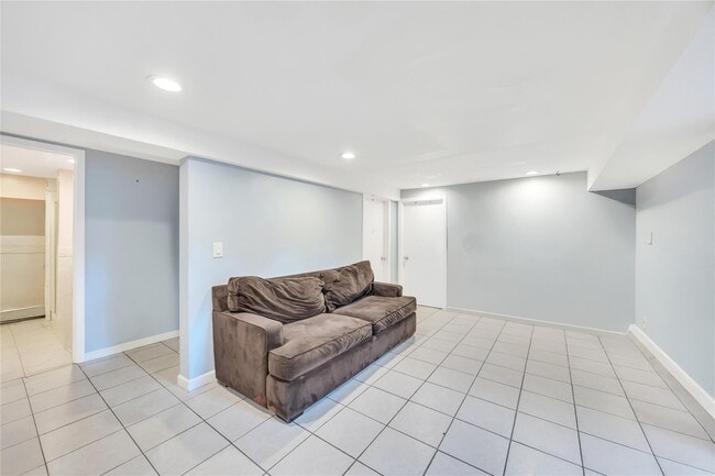 Building Photo - 933 Fenworth Blvd