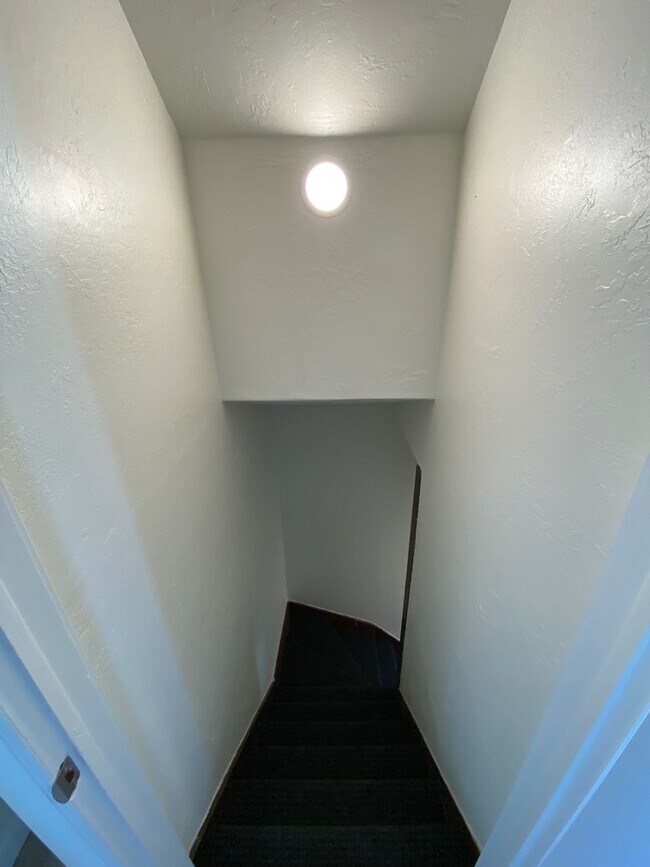 Building Photo - 452 W 10th Ave