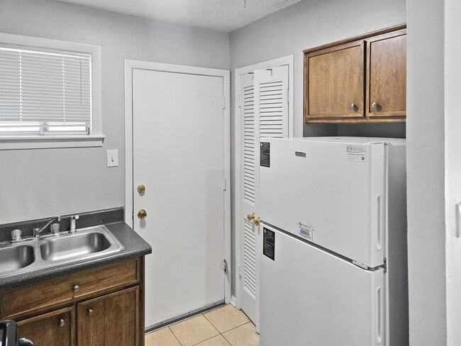 Building Photo - 3570 Carnes Ave