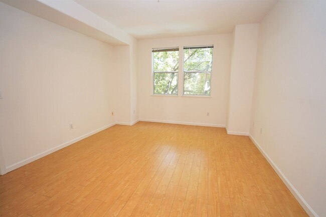 Building Photo - Beautiful & Spacious Condo in Desirable Sunnyvale Location!