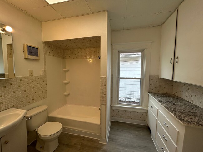 Building Photo - 3 Bed 1 Bath house in Rock Island