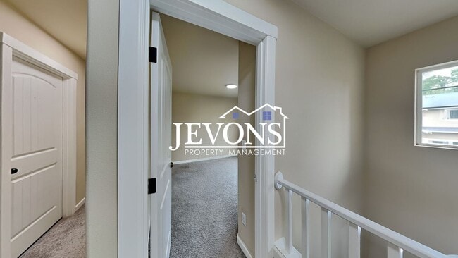 Building Photo - Spacious 5-bedroom home in a great community with 2-car garage, washer and dryer, just minutes fr...