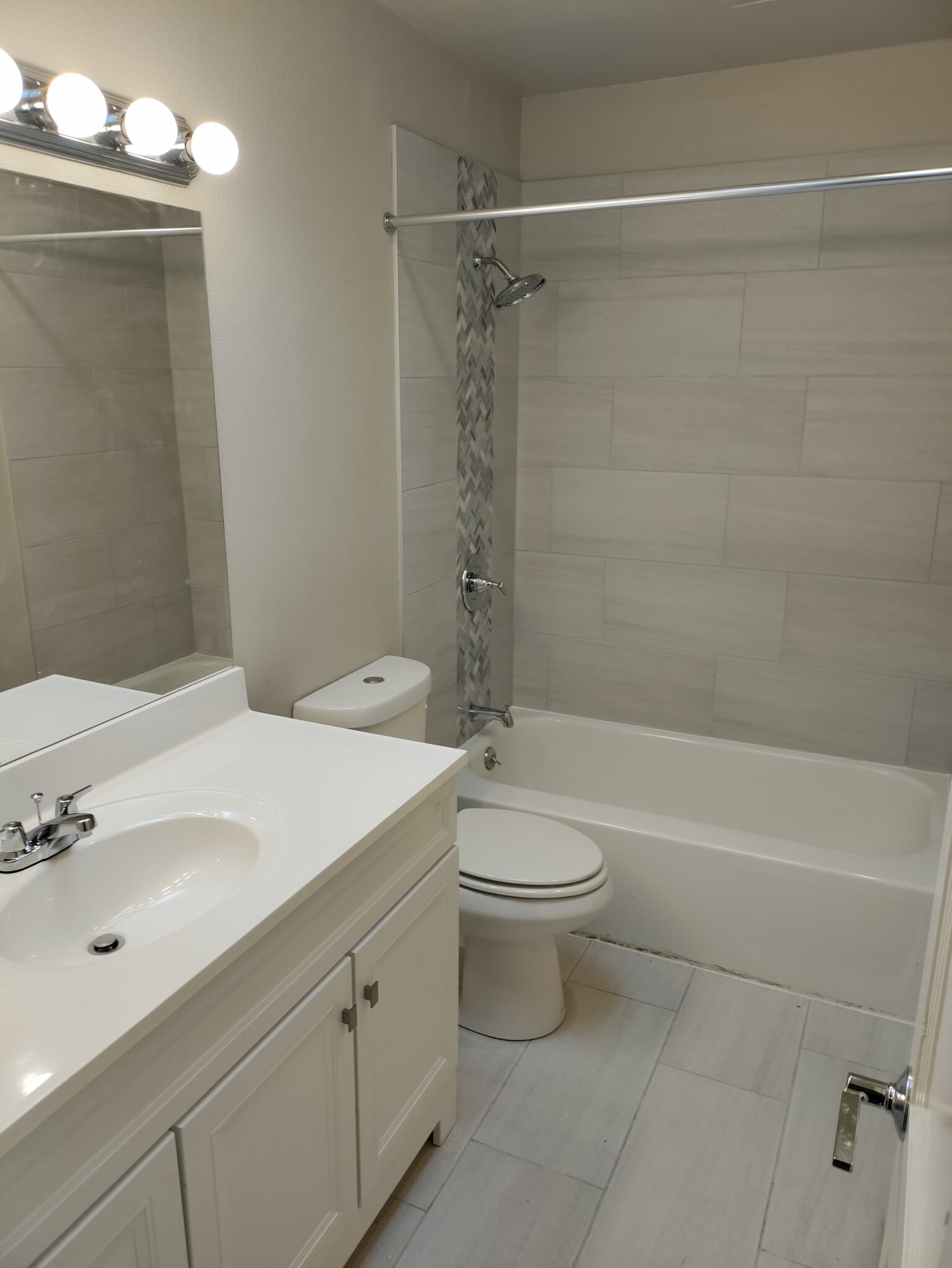 UPSTAIRS BATHROOM - 1258 Reed St