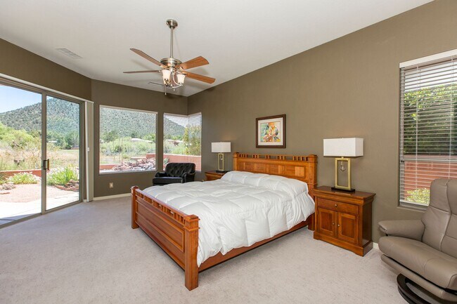 Building Photo - Open, light and bright, quiet Sedona Golf ...